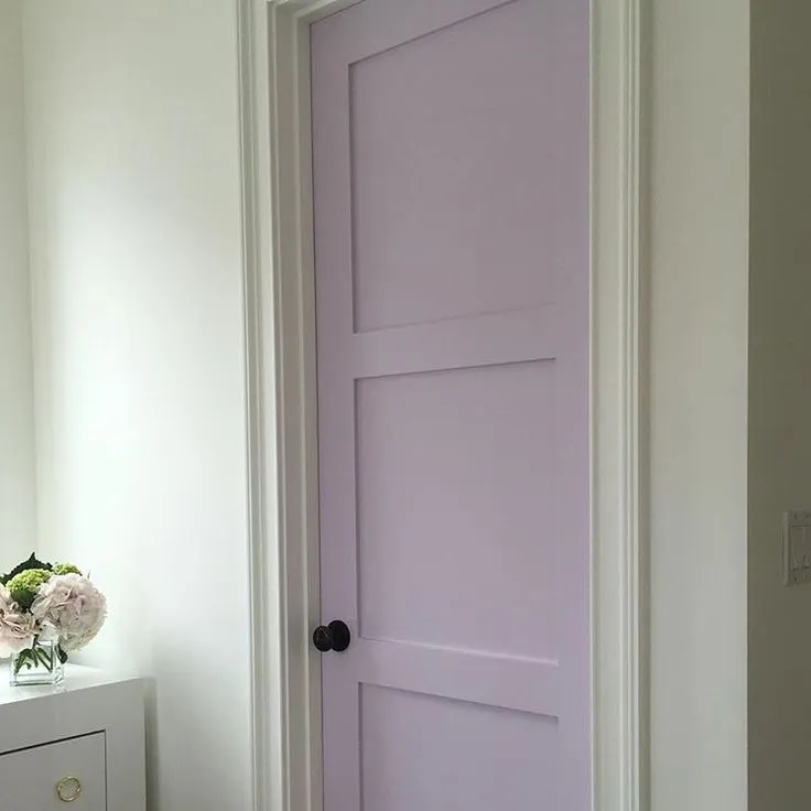 Kusen Putih dan Pintu Pastel Violet